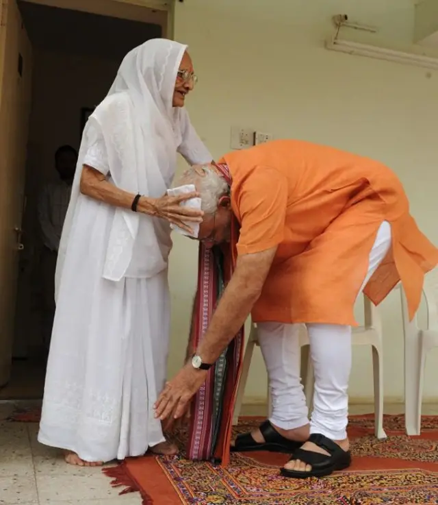 తల్లి హీరాబెన్ కాళ్లకు నమస్కరిస్తున్న మోదీ