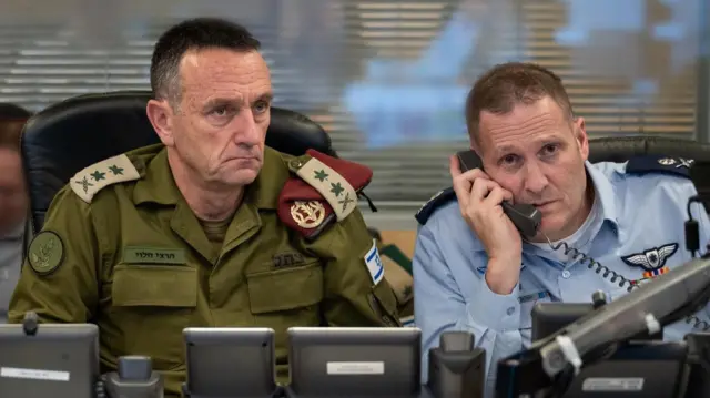 ईरान पर हो रहे हमलों की नगरानी करते इसराइली सैन्य अधिकारी