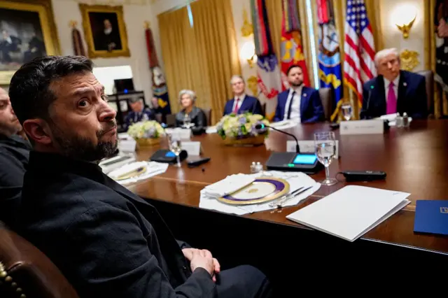 Prezydent Ukrainy Wołodymyr Zełenski spotyka się z prezydentem USA Donaldem Trumpem w Białym Domu. Politycy siedzący przy stole.