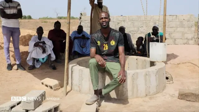 Mamadou Diakhate creuse des puits dans les villages sénégalais confrontés à la pénurie d'eau, grâce au crowdfunding sur les médias sociaux. 