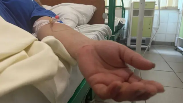 рука жінки з крапильницею
