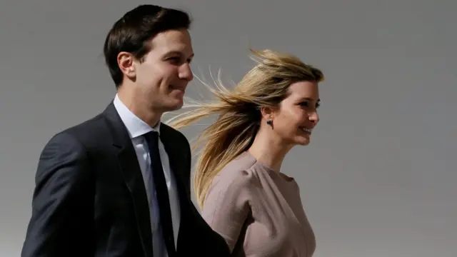 Jared Kushner caminando junto a Ivanka Trump.