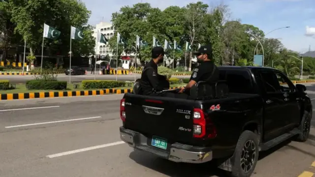 Пакистанские военные в багажнике пикапа в Исламабаде
