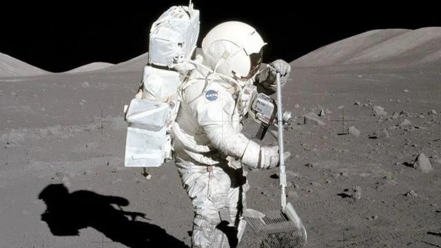 แฮริสัน ชมิตต์ เก็บตัวอย่างหินบนดวงจันทร์เมื่อปี 1972