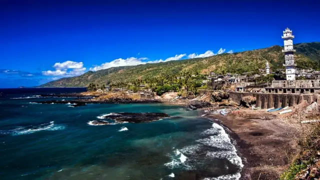 Construçõesbancas betrelevo na beira do mar