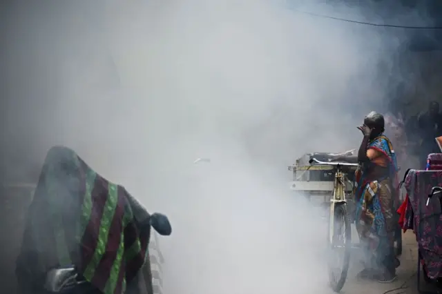 கொசு மருந்து அடிக்கப்படும் காட்சி 