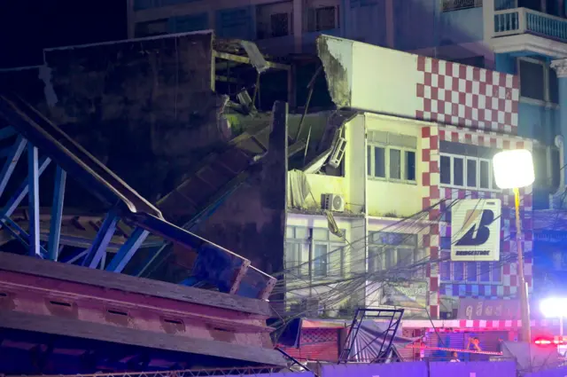 อาคารพาณิชย์ถูกสะพานถล่มเสียหาย