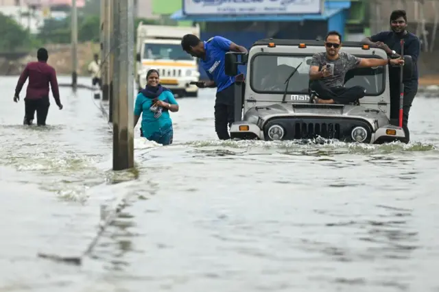 வெள்ளத்தில் சிக்கிய வாகனங்கள்