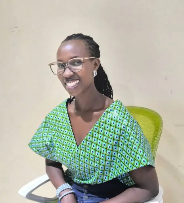 Kuba akora umwuga wo kwoza imiduga, ntibimubuza kwambara akaberwa nk'abandi bapfasoni