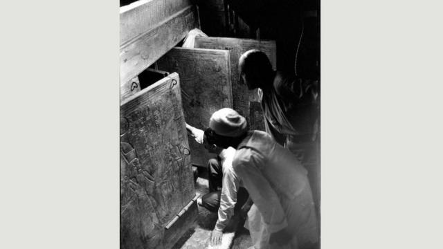 كان اكتشاف كارتر (الذي يبدو في الصورة جاثيا على ركبته في غرفة الدفن) واحدا من أعظم الاكتشافات الأثرية في القرن العشرين، ولا تزال الكثير من القطع الأثرية قيد الدراسة