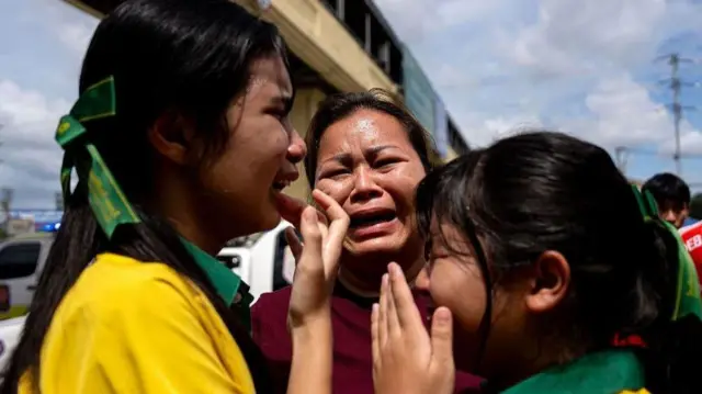Para murid dan guru Sekolah Debsirin Nonthaburi menangis setelah peristiwa penembakan di sekolah tersebut, Jumat (07/08).