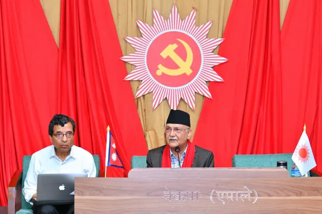 नेकपा एमालेको बैठकमा केपी ओली
