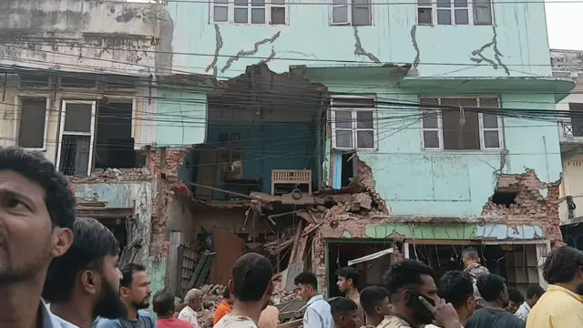 वीरगन्जको मुख्य सडकमा डोजर चलाएपछि भत्काइएका घरहरू