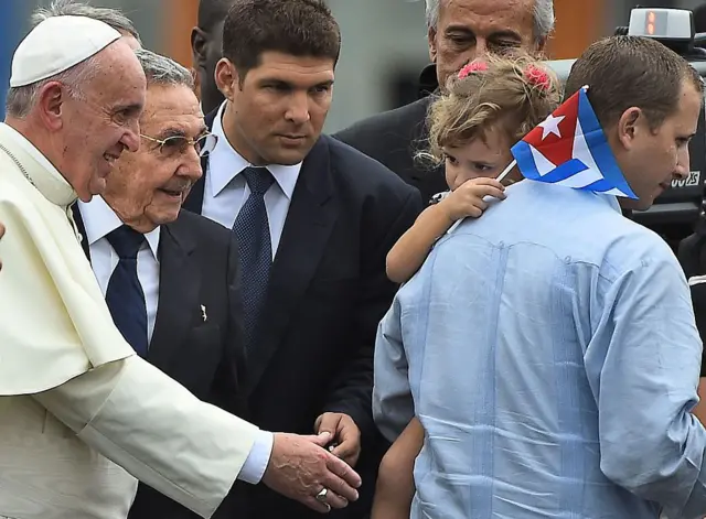 Ông Raúl Guillermo Rodríguez Castro bảo vệ ông nội, cựu chủ tịch Cuba Raul Castro, trong chuyến thăm của Giáo hoàng Francis tới Havana năm 2015