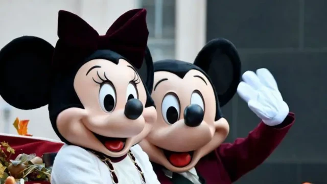 Personagens da Disney Mickey e Minnie acenandoaposta em jogos da copaparque da empresa