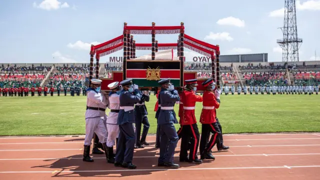 Mambobin rundunar sojin Kenya kenan yayin da suke ɗauke da mumbarin shugaban ƙsar yayin bikin ranar 'yancin kai na Nyayo da ke Nairobi, a Kenya, ranar 12 ga watan Disamba
