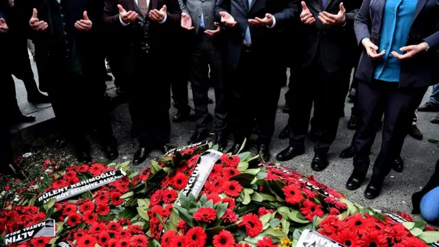 CHP'li belediye başkanları, Reina saldırısının ardından gece kulünün önündeki anma törenleri sırasında dua ediyor.