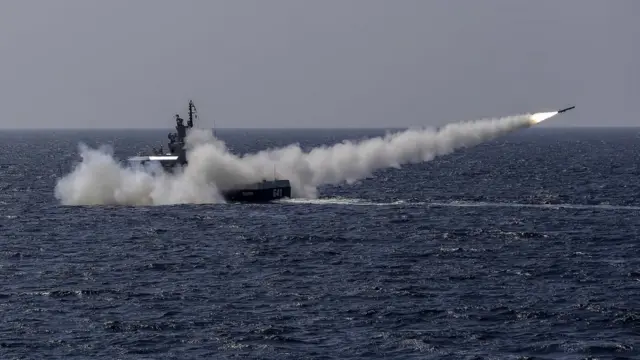 KRI Celurit-641 menembakan rudal C-705 ke target sasaran di perairan Natuna, Kepulauan Riau, Kamis (08/04).