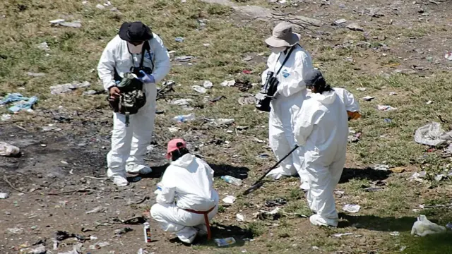 Forenses en el basurero de Cocula