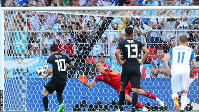 Messi akipiga Penati katika mchezo ambao uliishia kwa sare ya 1-1 kati ya Iceland na Argentina