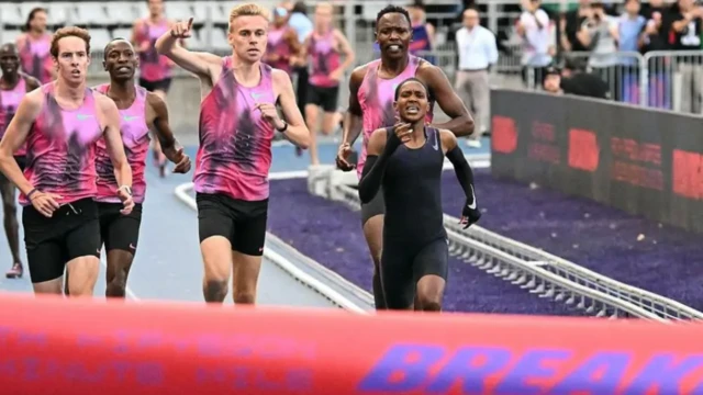 Faith Kipyegon, wear black skinsuit dey run 