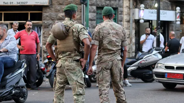 Soldados do exército libanês montam guarda na estrada perto de um hospital em Beirute