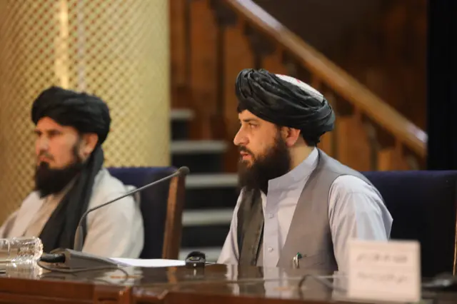 یعقوب مجاهد، وزیر دفاع و فصیح الدین فطرت، رئیس ستاد ارتش طالبان در کنفرانس مطبوعاتی