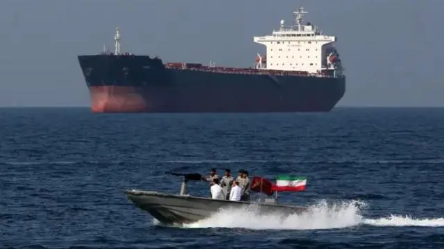 Wanajeshi wa Iran wakishiriki katika "Siku ya Kitaifa ya Ghuba ya Uajemi" katika Mlango-Bahari wa Hormuz