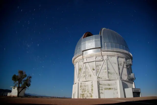 चिलीमधली एक दुर्बिण. आकाशनिरीक्षणासाठी अगदी योग्य जागा म्हणून चिली प्रसिद्ध आहे. 