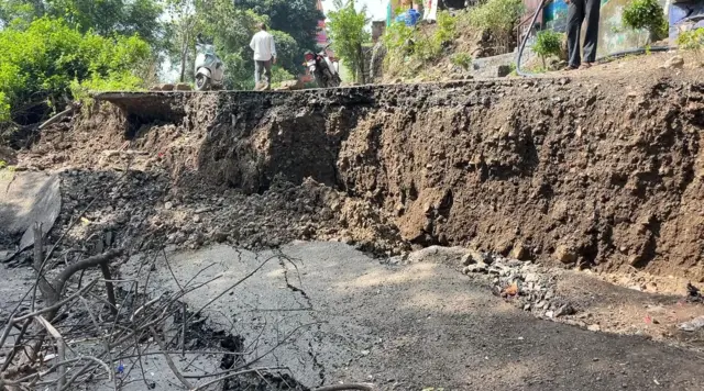 कपिलधारवाडी गावातील रस्ता 5 ते 6 फुटांपर्यंत खचलाय.