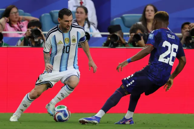 ميسي يراوغ أحد لاعبي منتخب الرأس الأخضر