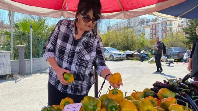 Ирина сегиз жыл мурун Анталияга көчүп келген. Азыр ал өзүн каалабаган конок катары сезе баштады