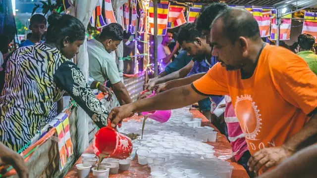 બીબીસી ગુજરાતી, ગુજરાત, બીબીસી, અમદાવાદ, શ્રીલંકા 'દાંસલ' એટલે શ્રીલંકાના રસ્તાની બાજુમાં ઊભી થયેલી ઉદારતાની પરબો. કામચલાઉ કિઓસ્ક અને ઇમ્પ્રુવાઇઝ્ડ કાઉન્ટરો ત્યાંથી પસાર થતા અજાણ્યા લોકોને મફતમાં ભોજન, પીણાં અને અન્ય આવશ્યક વસ્તુઓ આપે છે. 
બૌદ્ધ ધર્મની દાનની પરંપરામાંથી ઉદ્ભવેલી આ પ્રથામાં બદલાની જરા પણ અપેક્ષા રાખવામાં આવતી નથી. 
