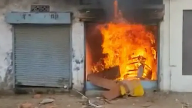 અથડામણ દરમિયાન ખંભાતમાં દુકાનને આગ ચાંપી દેવાઈ ગતી.