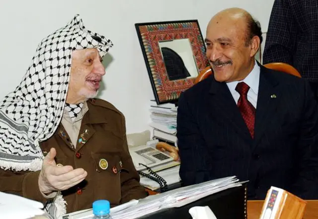 عمر سليمان مع الزعيم الفلسطيني ياسر عرفات