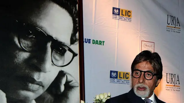 বাবা, প্রখ্যাত হিন্দি কবি হরিভনশ রাই বচ্চনের ছবির সামনে অমিতাভ বচ্চন।