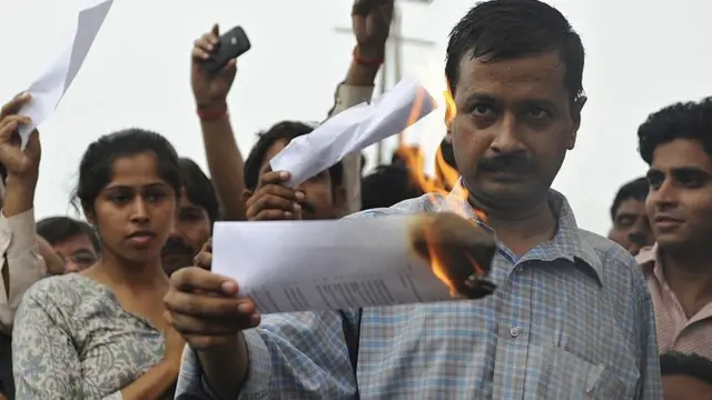 લોકપાલ બિલની નકલ સળગાવતા કેજરીવાલ 2011માં