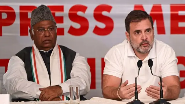 राहुल गांधी और राहुल गांधी और कांग्रेस अध्यक्ष मल्लिकार्जुन खड़गे 
