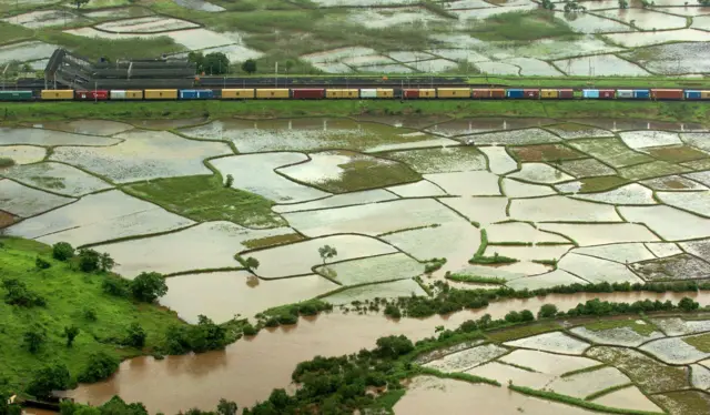 कर्जत परिसरात 4 ऑगस्टला टिपलेलं दृश्यं. इथे रेल्वे ट्रेन्सची वाहतूक दहा दिवस बंद होती. 