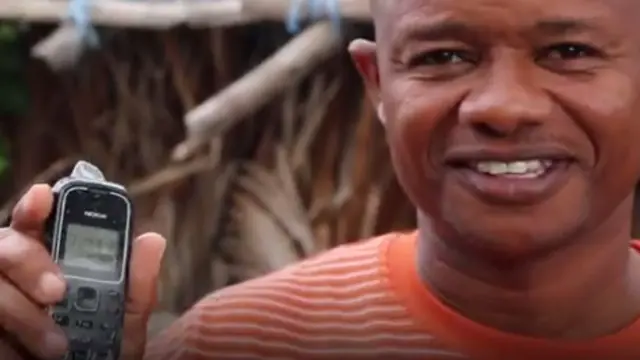 নিজের সুরক্ষিত ফোন সগর্বে দেখাচ্ছেন জাফারি মাতানো