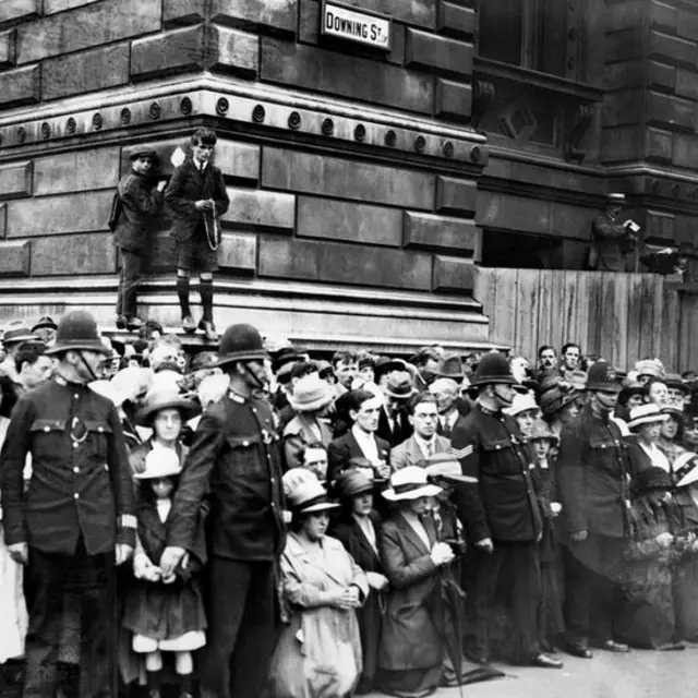 Irlandeses manifestando en contra de la partición de Irlanda a las afueras de Downing Street, la residencia del primer ministro británico en Londres.