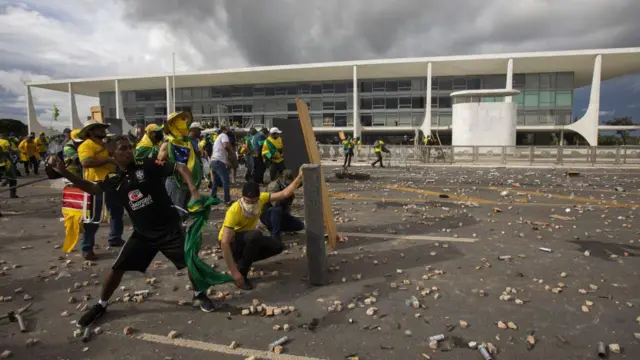 Manifestantes atiram pedras em Brasília no 8 de Janeiro