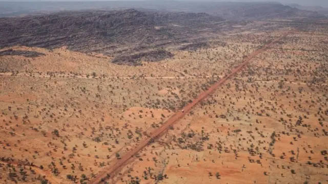 Une vue aérienne montre un camion circulant sur la route nationale 16 (RN16), allant de Sévaré à Gao, le 5 novembre 2021.
