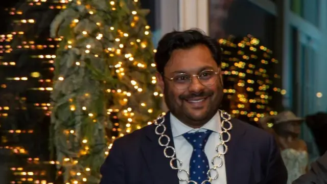 నెదర్లాండ్స్ , మేయర్ ఫాల్గుణ్, నాగ్‌పూర్, జన్మనిచ్చిన తల్లి 