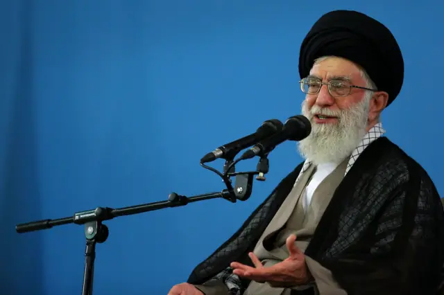 خامنه‌ای در حال سحنرانی در ۲۲ خرداد ۹۲