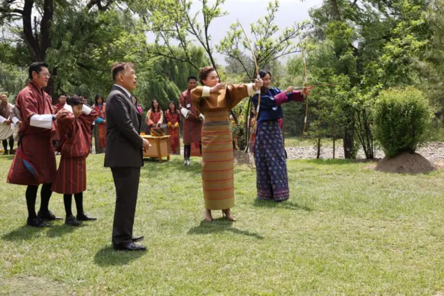 สมเด็จพระนางเจ้าฯ พระบรมราชินี ทรงใช้พัสตราภรณ์ในการทูตเชิงวัฒนธรรม เพื่อเชื่อมความสัมพันธ์กับต่างชาติที่มีวัฒนธรรมใกล้เคียงกันในภูมิภาคเอเชีย ดังจะเห็นได้จากเมื่อครั้งเสด็จพระราชดำเนินเยือนราชอาณาจักรภูฏาน เมื่อวันที่ 25-28 เม.ย. 2568