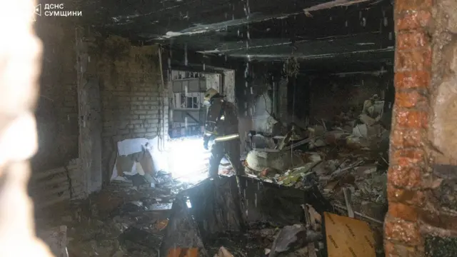 Наслідки російського удару дронами по будинку у місті Охтирка Сумської області, 8 грудня 2025 року 