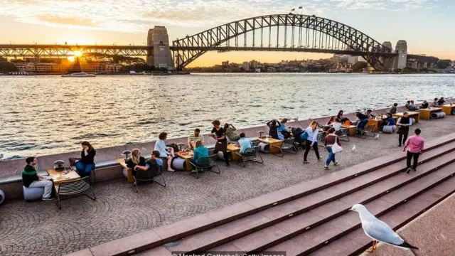 Tại bữa ăn tối ở Sydney, hóa đơn tiền ăn thường được chia đều, không phân biệt giàu nghèo