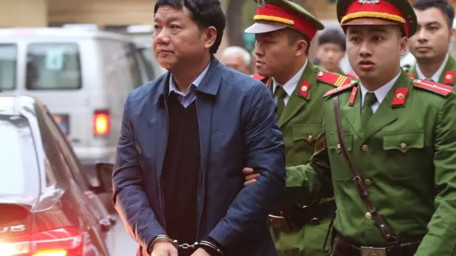 Có ý kiến nói không nhất thiết phải còng tay những bị cáo như ông Đinh La Thăng