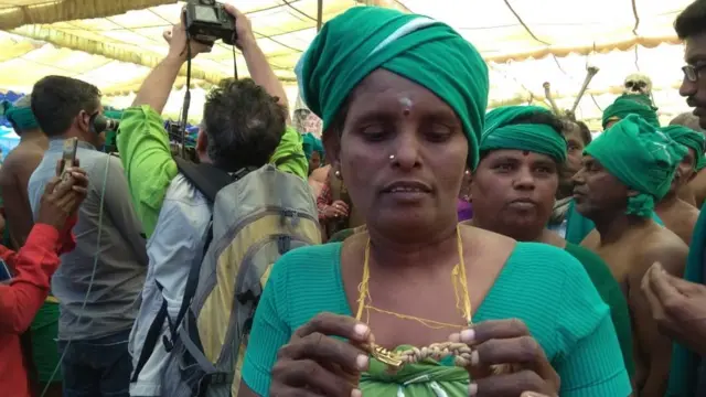 தாலியைப் பார்க்கும் விவசாயப் போராளி.